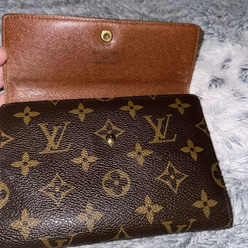 Men’s or Women’s Vintage Lous Vuitton Large International Wallet! Preloved! 🔥🔥